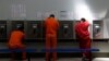 EE.UU. comienza a liberar a inmigrantes detenidos en Luisiana