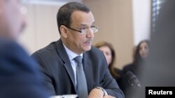 Utusan PBB Ismail Ould Cheikh Ahmed berbicara dengan delegasi dari Sana'a pada pembicaraan damai Yaman di Swiss, 15 Desember 2015. 