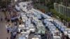 Taksi berbaris dalam protes atas kompetisi dari aplikasi pemanggil mobil seperti Uber dan Grab di Jakarta pusat, Maret 2016. (AP/Achmad Ibrahim)