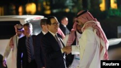 El secretario del Tesoro de Estados Unidos, Steven Mnuchin, llega para una cena de bienvenida en el Palacio Murabba de Arabia Saudí, durante la reunión de ministros de finanzas y gobernadores de bancos centrales del G20 en Riad, el 22 de febrero de 2020. REUTERS / Ahmed Yosri.