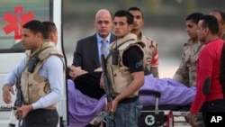 Mantan Presiden Mesir Hosni Mubarak dikawal oleh petugas medis dan petugas keamanan menuju ambulans di Rumah Sakit Militer Maadi di Kairo, Mesir, 2 Maret 2017. (AP Photo/Amr Nabil)
