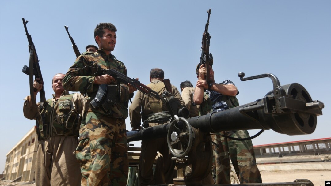 Các chiến binh người Kurd và phiến quân ISIL ở Tuz Khormato, 100 km về phía nam tỉnh Kirkuk, 25/6/2014.