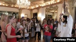 Tricia Sumarijanto memperkenalkan angklung kepada warga Amerika