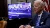 El presidente Joe Biden, en primer plano, desenfocado, conversa con los auténticos protagonistas de la jornada, el equipo del Laboratorio de Propulsión a Chorro de la NASA, desde la Casa Blanca, el 4 de marzo de 2021.