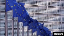 Bendera Uni Eropa berkibar di luar markas Komisi Eropa di Brussel, Belgia, 19 Februari 2020. (Foto: REUTERS/Yves Herman)