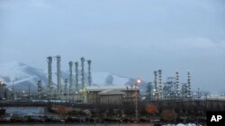 Rusia y China, otras dos potencias mundiales que se han adherido al acuerdo de 2015, también se han opuesto a la violación por parte de Irán de la provisión de reservas de uranio.