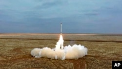 На цьому архівному фото є пуск російської ракети «Іскандер-К» під час військових навчань на полігоні в Росії 19-го лютого 2022 року. У Міноборони РФ нещодавно заявили, що військові проведуть навчання із застосуванням тактичної ядерної зброї. (Пресслужба Міноборони РФ/AP)