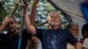 Luiz Inacio Lula da Silva, à gauche, ex-président brésilien (2003-2011), lors d'une messe catholique à la mémoire de sa défunte épouse Marisa Leticia, à Sao Paulo, Brésil, 7 avril 2018.