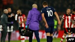 Harry Kane quitte la pelouse après une blessure, à Southampton, en Angleterre, le 1er janvier 2020. (Photo Adrian DENNIS / AFP) 