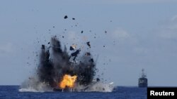 印度尼西亞海軍追踪在印尼領海非法捕魚的外國船隻（資料照片 ）