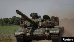 Коли Україна попросила західні танки у 2022 році, Росія почала будувати укріплення, але через півроку, коли Україна отримала танки, з космосу було видно сотні миль укріплень, пише Washington Post. Фото: українські військові на танку, липень 2023 року REUTERS/Sofiia Gatilova