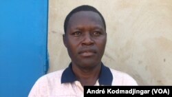 Dingamnayal Nabaye Charlot l'un des porte-paroles des enseignants vacataires à N'Djamena, 22 septembre 2019. (VOA/André Kodmadjingar).