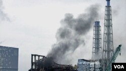 Asap hitam tampak membubung dari reaktor nomor 3 pada PLTN Fukushima, Jepang Senin (21/3).
