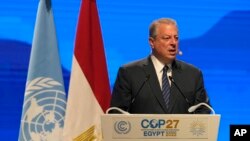 El exvicepresidente estadounidense Al Gore habla en una sesión de la Cumbre Climática de la ONU en el balneario de Sharm el-Sheikh, Egipto, el 9 de noviembre del 2022. 