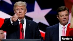 Le président Donald Trump, à gauche, alors candidat à la présidence républicain, aux côtés de son directeur de campagne, Paul Manafort, à la Convention de Cleveland, aux États-Unis, le 21 juillet 2016.