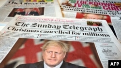Un arrangement de quotidiens britanniques photographié, "Noël annulé pour des millions", à Liverpool le 20 décembre 2020.