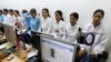 Para pekerja migran tujuan negara-negara Timur Tengah difoto untuk pembuatan paspor di kantor imigrasi Tangerang, Banten, 23 Juni 2011. (Foto: REUTERS/Beawiharta)
