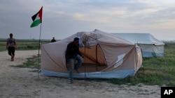 Warga Palestina mendirikan tenda-tenda sebagai persiapan unjuk rasa massal di sepanjang perbatasan Jalur Gaza dengan Israel, di timur Kota Gaza, 27 Maret 2018.