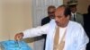 Le président mauritanien Mohamed Ould Abdel Aziz a voté pour les élections législatives, régionales et locales dans un bureau de vote, à Nouakchott, le 1er septembre 2018.