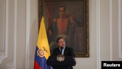 El presidente colombiano Gustavo Petro habla con los periodistas sobre los primeros 100 días de su gobierno, en Bogotá, el 15 de noviembre de 2022.