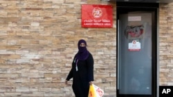 Une femme quittant une aire de service réservée aux femmes dans un restaurant à Djeddah, en Arabie Saoudite, le 8 décembre 2019.