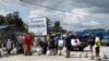 Les populations font la queue pour s'approvisionner, avant l’arrivée de l’ouragan Florence à Myrtle Beach, en Caroline du Sud, le 10 septembre 2018.