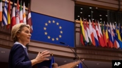 La présidente de la Commission européenne, Ursula von der Leyen, s'adresse aux législateurs européens lors d'une session plénière au Parlement européen à Bruxelles relative à l'accord sur le Brexit, le mercredi 16 décembre 2020. (Photo AP/John Thys)