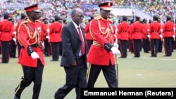 Le président élu de Tanzanie, John Magufuli, est escorté après avoir inspecté une garde d'honneur militaire tanzanienne lors de sa cérémonie d'inauguration au stade Uhuru à Dar es Salaam, le 5 novembre 2015.