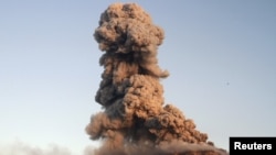 Gunung Sinabung di Sumatra Utara saat meletus pada 7 Januari lalu difoto dari desa Tiga Serangkai, Kabupaten Karo, Sumatra utara (Foto: dok). Sinabung kembali meletus hari Kamis (26/5). 
