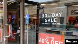 Un negocio ofrece descuentos de hasta 60% en sus mercancías durante el fin de semana del Día de los Caídos en Carlsbad, California.
