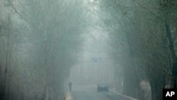 Kabut asap tebal dari polusi udara di Pingshan, daerah Shijiazhuang di provinsi Hebei, China bagian utara (26/2). 