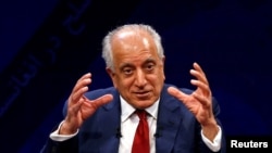 Utusan khusus AS untuk Afghanistan Zalmay Khalilzad saat diwawancarai stasiun TV Tolo di Kabul, Afghanistan, 28 April 2019. (Foto: dok).