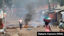 Une route barrée à Cosa dans la banlieue de Conakry, Guinée, le 14 octobre 2019. (VOA/Zakaria Camara)