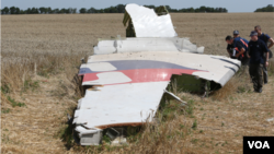 Para penyelidik memeriksa reruntuhan MH17 di Ukraina timur (foto: dok).
