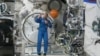 En esta imagen de un video puesto a disposición por la NASA, la astronauta Nicole Mann muestra su atrapasueños durante una entrevista el 19 de octubre de 2022, el primer día de su misión de cinco meses. Mann es la primera mujer nativa americana en el espacio. (NASA vía AP)