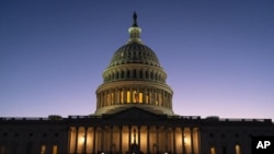 ARCHIVO - El Capitolio de EE. UU. se ve al atardecer en Capitol Hill en Washington, el 8 de septiembre de 2022.