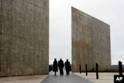 Archivo - En esta foto del 11 de septiembre, de 2018, se ve al presidente Donald Trump y la primera dama, Melania Trump, en el monumento a las víctimas del vuelo 93 de Untied en Shanksville, Pennsylvania.