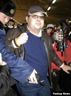 2007年2月，朝鲜领导人金正恩的长兄金正男在北京国际机场。（资料照片）