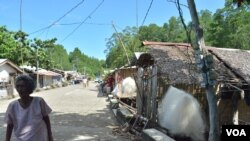 Jaring ikan digantung di luar rumah di desa nelayan di Teluk Ulugan, dekat Laut China Selatan di Bahile, provinsi Palawan, Filipina. (Foto: Simone Orendain/VOA)