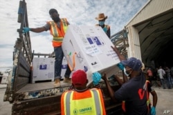 Cajas de la vacuna AstraZeneca COVID-19 fabricada por el Serum Institute of India y proporcionada a través de la iniciativa global COVAX llegan al aeropuerto de Mogadiscio, Somalia, el 15 de marzo de 2021.
