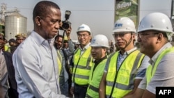 Le président zambien, Edgar Lungu, rencontre et accueille les travailleurs chinois de l’Aviation Industry Corporation of China (AVIC Intl) lors d’une promenade sur une route principale à Lusaka, en Zambie, le 15 septembre 2018.