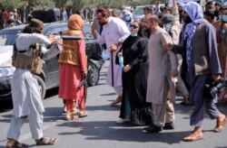 Seorang tentara Taliban menodongkan senjata ke arah demonstran dalam aksi protes anti-Pakistan di Kabul, 7 September 2021.