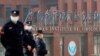 Personal de seguridad vigila fuera del Instituto de Virología de Wuhan durante una visita de un equipo de la Organización Mundial de la Salud encargado de investigar los orígenes del coronavirus, en Wuhan, China, el 3 de febrero de 20
