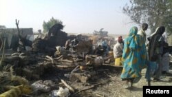 Des déplacés marchent dans le camp bombardé par erreur par l'armée nigérian, à Rann, Nigeria, le 17 janvier 2017.