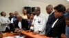 Accompagné de son épouse et de ses avocats, le candidat de l'opposition au Congo, Martin Fayulu, au centre, saisit la cour constitutionnelle après sa perte lors de l'élection présidentielle à Kinshasa (Congo), samedi 12 janvier 2019.