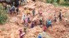 Des membres de famille à la recherche de leur fils, enseveli dans la boue après le passage du cyclone Idai à Chimanimani, à environ 600 kilomètres au sud-est de Harare, au Zimbabwe, le 19 mars 2019. 