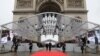 Presiden Perancis Emmanuel Macron menghadiri upacara di Arc de Triomphe di Paris, memperingati satu abd bearkhirnya PD I.