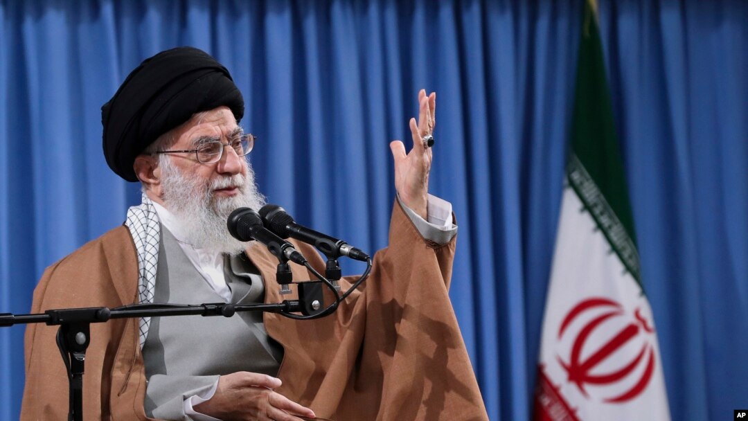 Lãnh đạo tối cao Iran, Ayatollah Ali Khamenei, tại một buổi họp với nhóm Vệ binh Cách mạng Iran ở Tehran hôm 9/4. Mỹ áp đặt chế tài lên ông Khamenei và điều này khiến quan hệ ngoại giao giữa 2 nước bị "đóng lại."