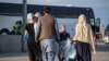 Refugiados afganos llegan a Canadá en medio de cuarta ola de COVID-19