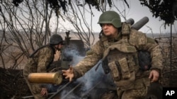 Фото: Українські бійці ведуть вогонь з гаубиці М101 по російських позиціях на передовій поблизу Авдіївки, Донецька область, п'ятниця, 22 березня 2024 р. (Фото: AP Photo/Efrem Lukatsky)